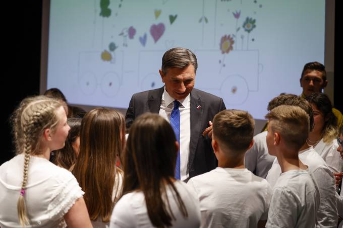Predsednik Republike Slovenije Borut Pahor se je danes udeleil prireditve »Pustite nam ta svet«, ki so jo ob 60. obletnici organizirane vzgoje in izobraevanja otrok in mladostnikov s posebnimi potrebami na Gorikem priredili uenci in zaposleni Osnovne ole Kozara Nova Gorica